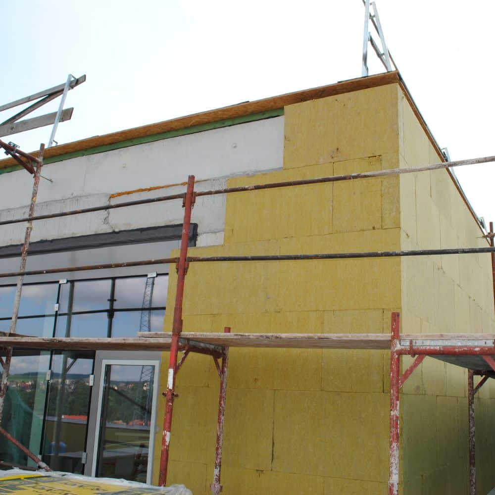 Kontrolle einer Fassade mit Mineralwolledämmung